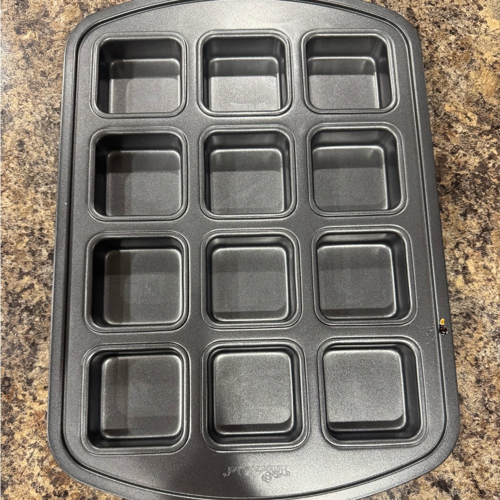 PAMPERED CHEF BROWNIE PAN EXCELLENT